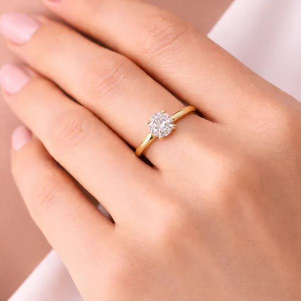 Gold_Royal_Solitaire_Ring_For_Women